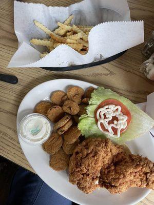 Breaded chicken sandwich w fries & pickles