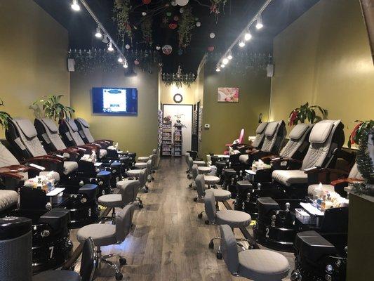 For Your Moment of Joy! 
Ladies and gentlemen, escape and relaxation our salon to be cared for, head to toe!