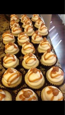 Tina's famous and most popular cupcake, vanilla caramel. Made with a vanilla cake, cream cheese Frosting and caramel!