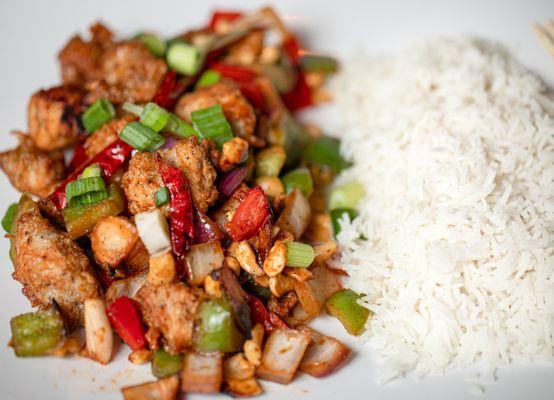 Diced and battered chicken sauteed with garlic, cashew nuts,onion, bell pepper and tangy sauce.