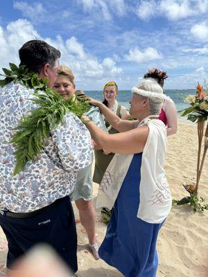 Our officiant providing an authentic Hawaiian experience.