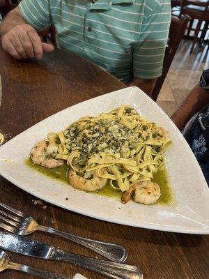 Linguine with clams and shrimp