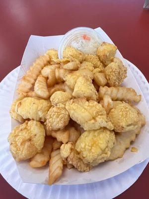 Scallop basket with crinkle fries