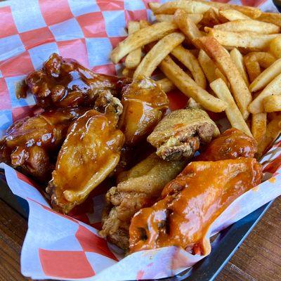 Chicken Wings with fries