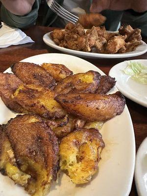 Maduros y chicharrón de pollo