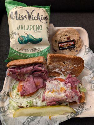 Steamer sando (corned beef & pastrami), chips, & cookie