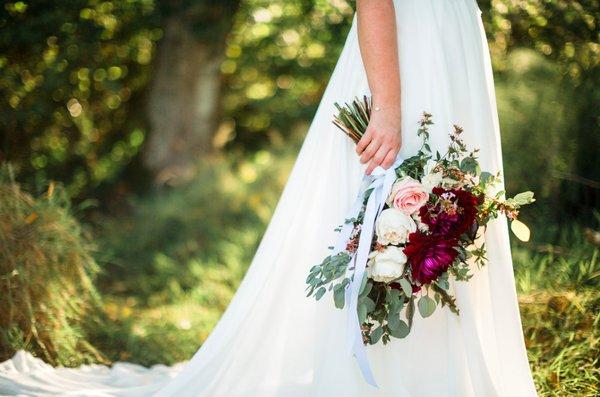 We work with couples to envision and create every floral detail for weddings! Photo: @jtobiasonphotography