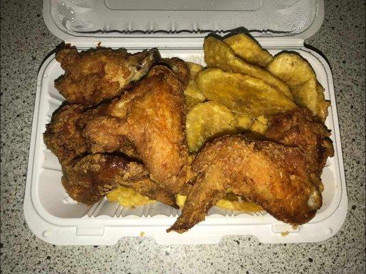 Chicken wings with tostones