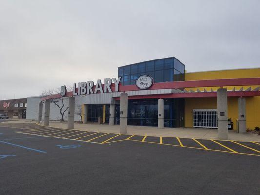 Entrance - large parking area w/many handicapped spaces