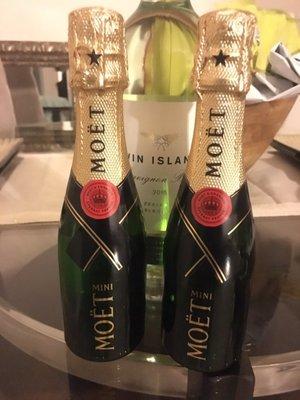 Finally found a place that sells mini Moët for those smaller celebrations, like the end of a work week :-D