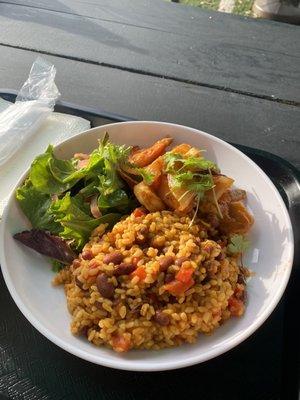 Plato de camarones en salsa creolla y arroz con gandules