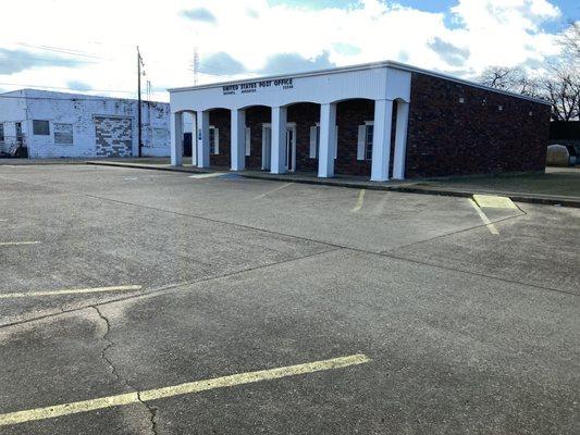 front parking area of post office