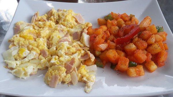 Desayuno Buenos Dias: Scrambled eggs w/ ham, cheese, & onion, served w/ home fries, Cuban toast on side