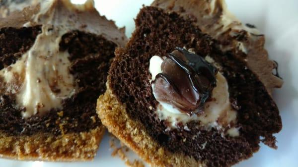 Snickers Gourmet filled Cupcake