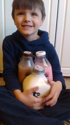 Is doesn't get any better than freshly bottled milk delivered from a family-owned Colorado farm! We ♥  Longmont Dairy!