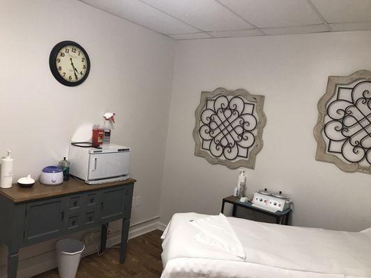 One of the private service rooms. Tastefully decorated with an aroma diffuser to make it an even more relaxing experience.