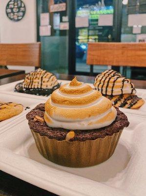 Brownie topped with Baked Alaska (Ig: @ouitsfood)