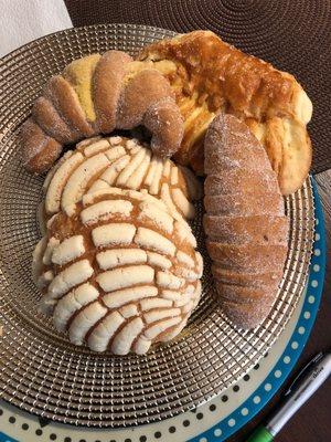 Conchas, pan elote, torsido,pan de queso.