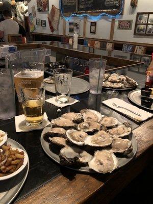 Full platters of oysters!