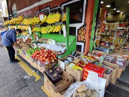 More produce and other items on Kekaulike Street