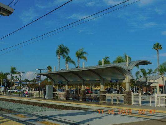 With the many palm trees and the curved waiting areas the shade is the best and with the food restaurants near by.