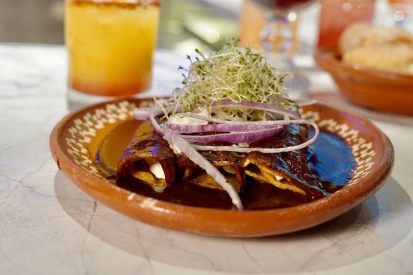 Enchiladas de Mole Negro