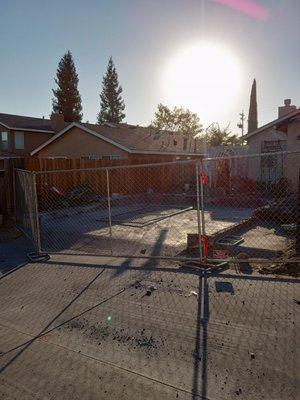 Going Haul In knew their clients would be happy to see the replacement fence we put up following this removal and Clean-out project.