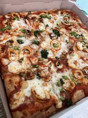 Sicilian Cheese Pizza,Grill shrimps,seafood Marinara,Broccoli,Extra Cheese