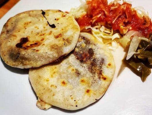 Vendo deliciosas pupusas de chicharrón con queso, queso con frijol, y zucchini con queso