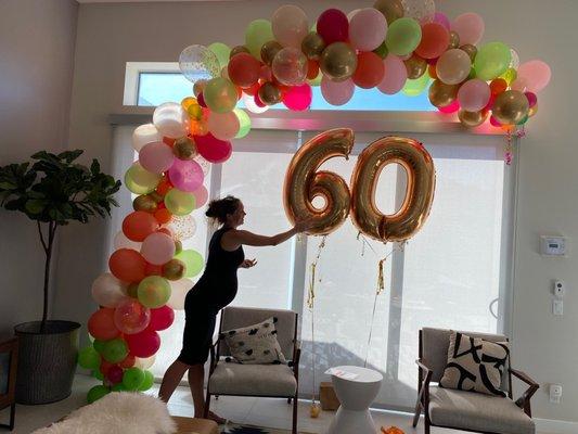 Balloon arch and gold 6-0 balloons.