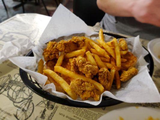 Fried oysters with fries.