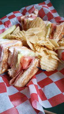 Club sandwich with chips