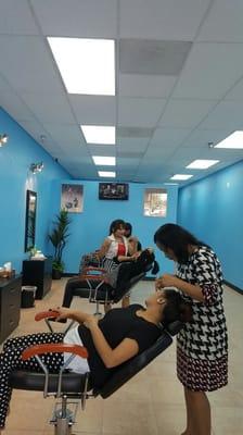 Staff with many years of experience in eyebrow threading business .