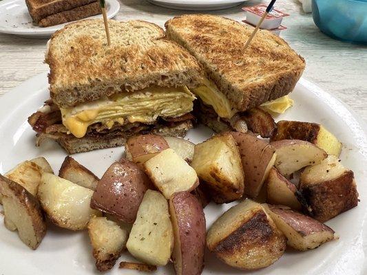 Bacon egg & cheese on rye toast w home fries