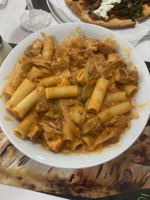 La strada, pasta, chicken, mushrooms, onions, in a penny à la vodka sauce.