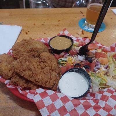 Chicken tender with side salad