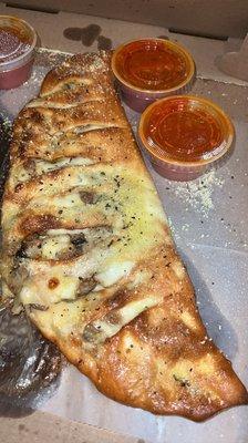 "Deluxe Calzone" ... with no pepperoni, onions, bell peppers, and only 1 little mushroom. More like a sausage calzone.