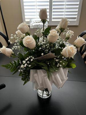 A dozen white roses with no lily. Pretty pathetic and low quality of craftsmanship. But the red dozen roses sport a lily but not the whites.