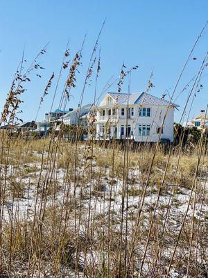 Pretty Pirate'cola beach house.