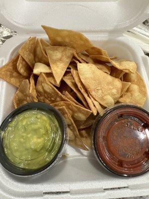 Chips and guacamole / salsa