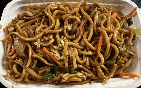 Chicken lo mein. Looks good but flavorless. I think they forgot to put in soy sauce