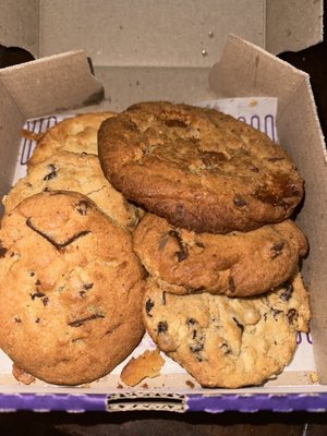 2 Oatmeal Raisin, 1 Peanut Butter Chip, 2 Chocolate Chunk, delux Salted Caramel