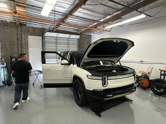 2024 Rivian R1S windshield replacement