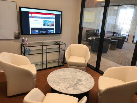 Small conferencing space with flat panel, audio, screen mirroring, and AV system control