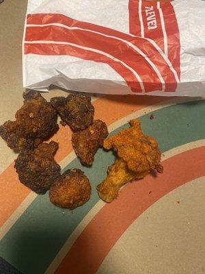 I Doordashed 8 Boneless Wings this is what I got lol just ridiculous 5 burnt up nuggets an 1 random chicken wing