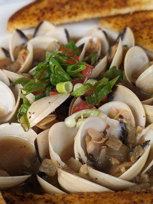 Steamed clams, the broth and toast is perfectly executed