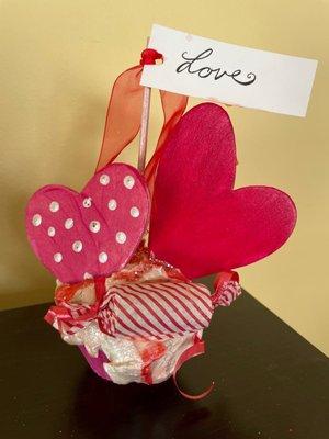 It's the perfect V-day gift! Make this decoration and paint a card Jan. 28 at 10am