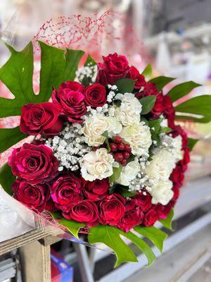 The Classic Red and White Rose Combo