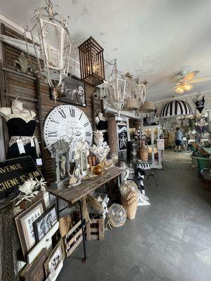 Vignettes-Antiques & Collectibles