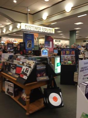 Bellingham Barnes & Noble -- Stallbrook Marketplace : 270 Hartford Avenue / Route 126, Bellingham             Interior